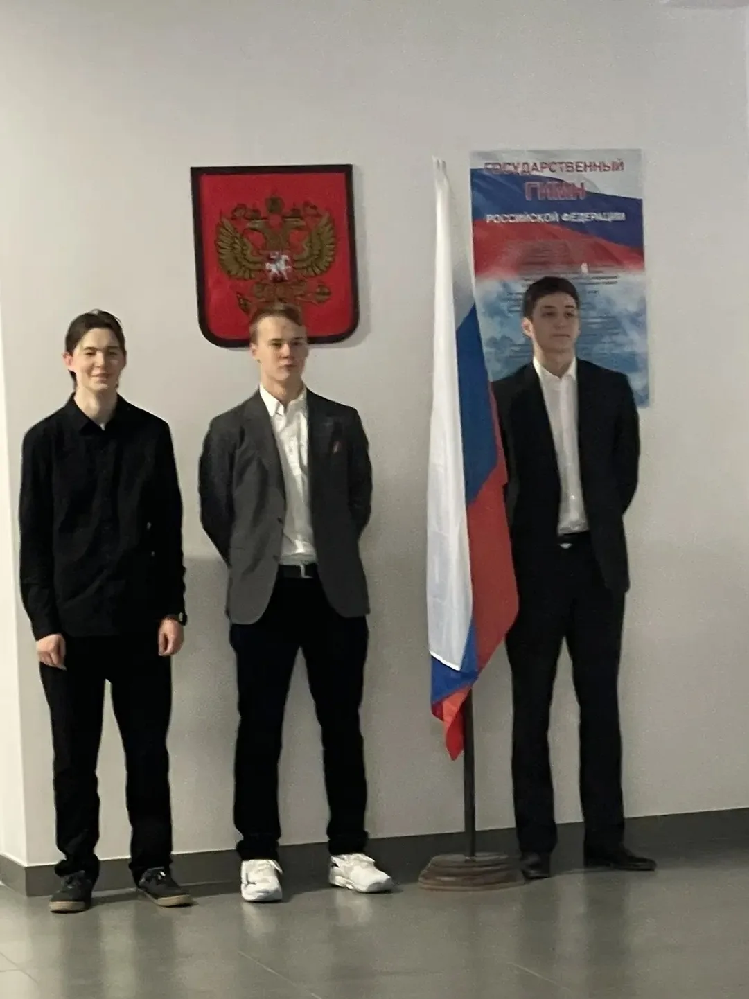 🇷🇺 Равнение на флаг!  🤍 Новую учебную неделю начинаем с традиционной церемонии выноса флага Российск