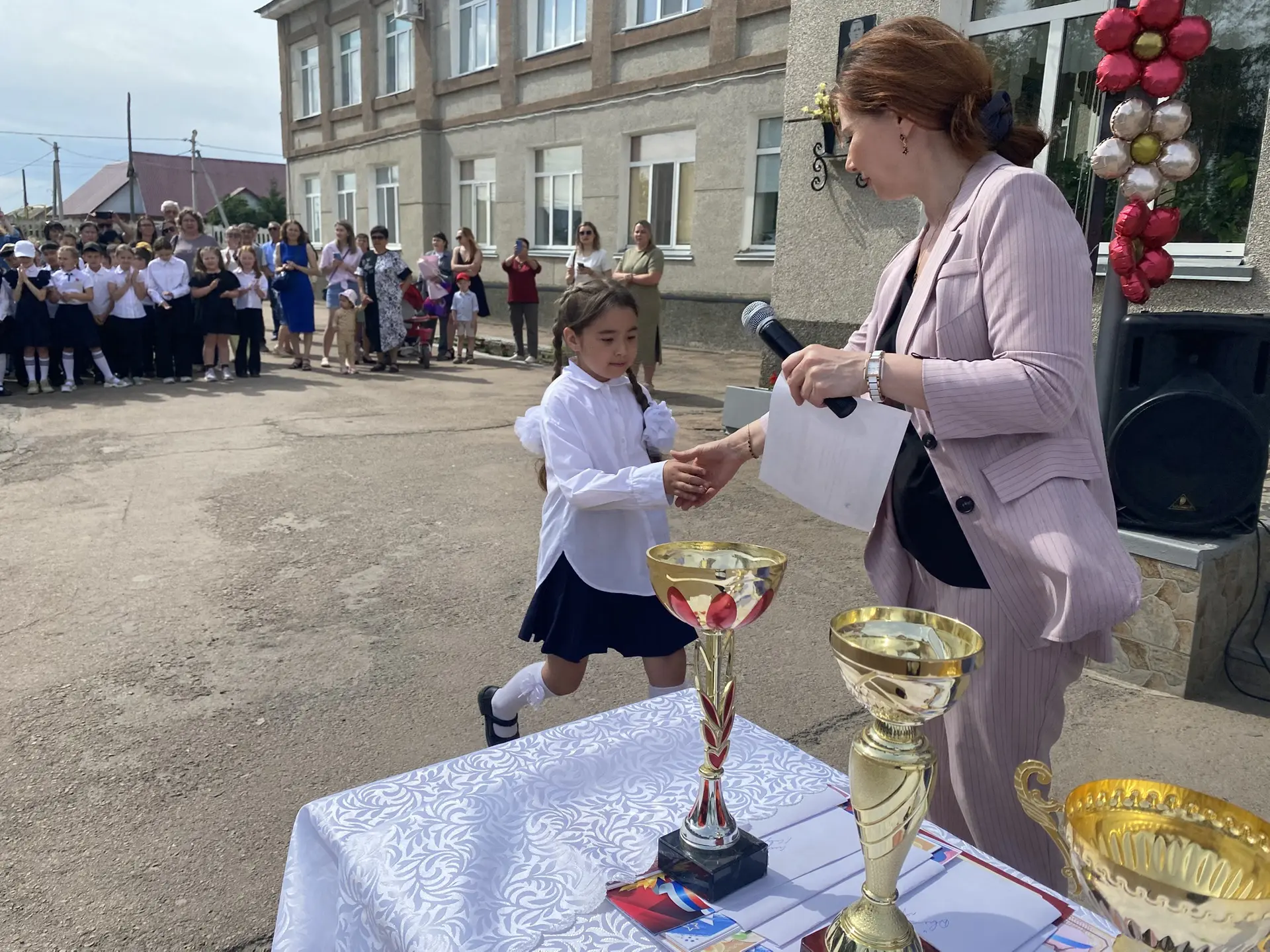 Сегодня в нашей школе прошла торжественная линейка, посвящённая итогам учебного года! Это был важный