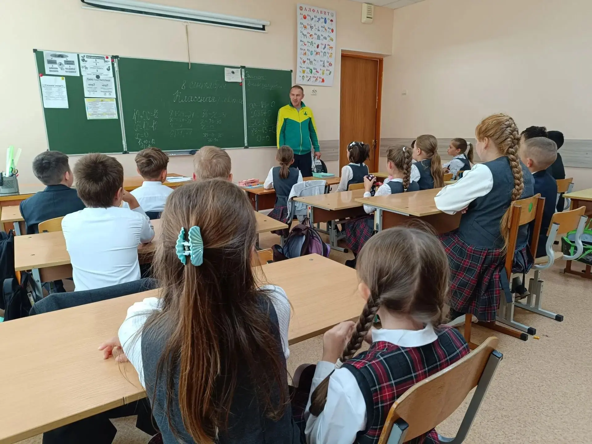 В гостях у младших школьников – тренер по фехтованию