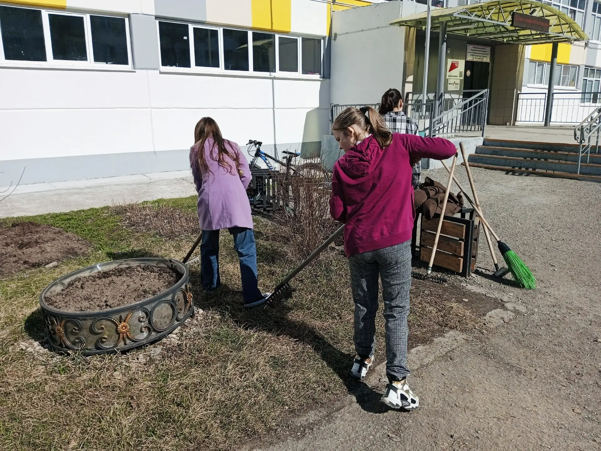 🌳 Субботники в школе: вместе делаем территорию чище!  В нашей школе снова кипит работа — проходят тр