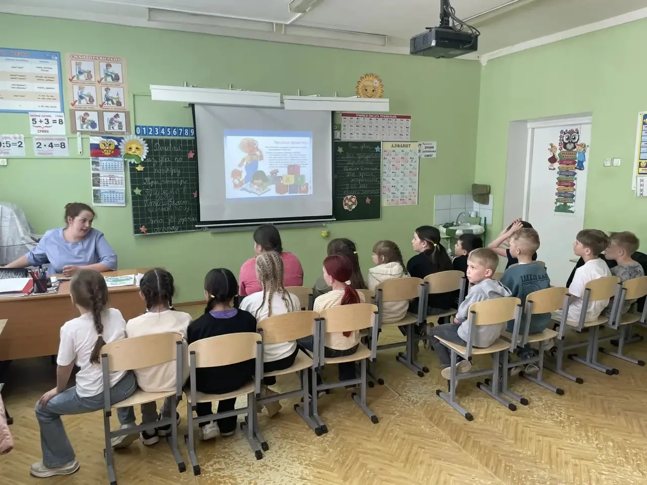 Наша медсестра, Мария Алексеевна, регулярно проводит беседы с ребятами о пользе здорово...