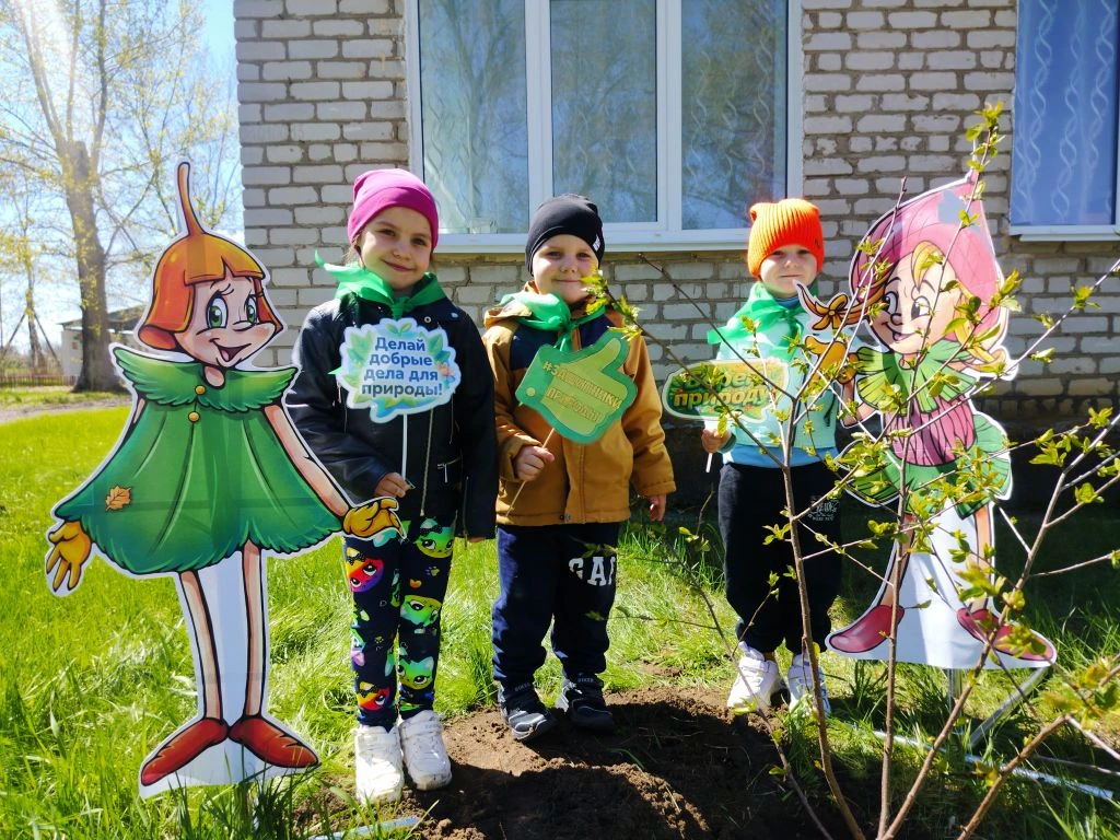 Одно маленькое деревце и один большой шаг к Эколятам.🌱
