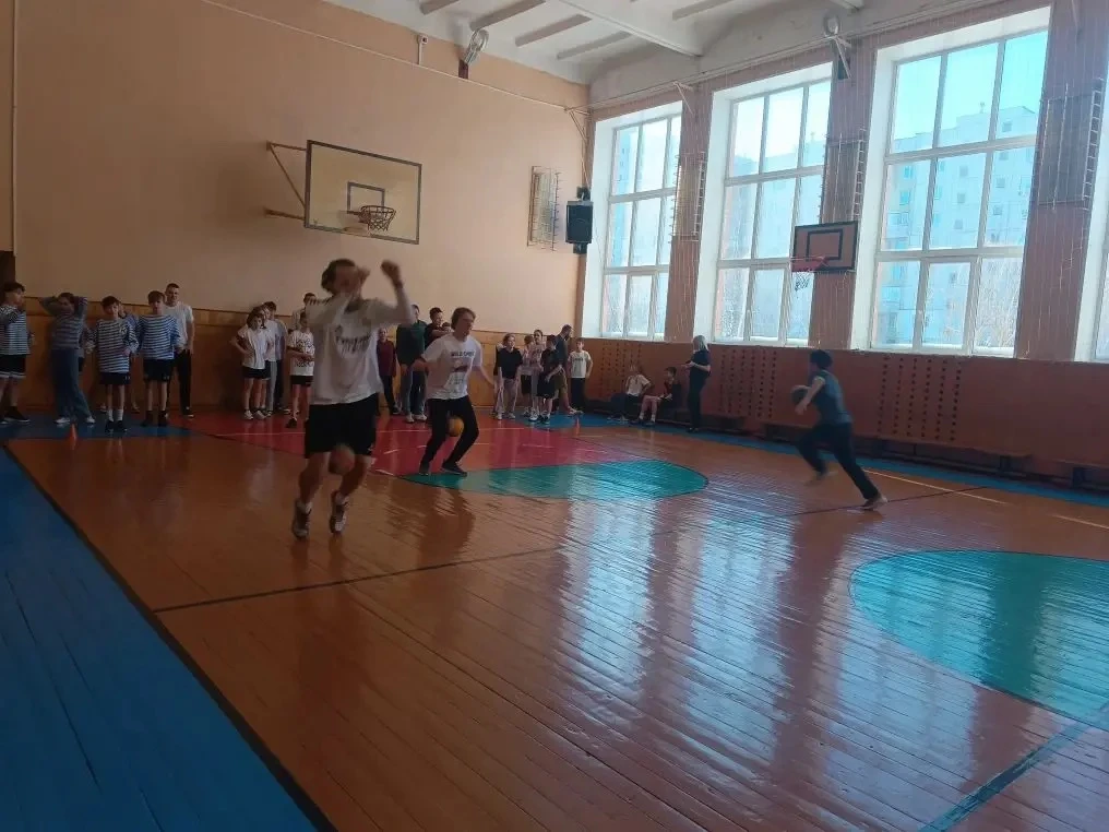 Спортивный праздник «Вместе с отцом — я молодцом!» прошел на ура! 💪  Вчера в стенах нашей школы было