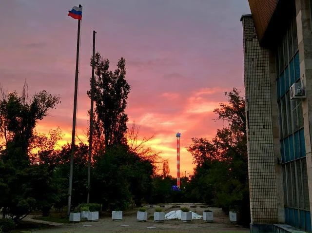Новое колесо обозрения и фонтаны подключают к электричеству в ЦПКиО