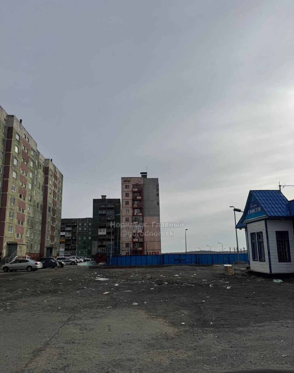 «Звонили в управляющую компанию и просили об этом неоднократно. Двор Надеждинской, 1А з...