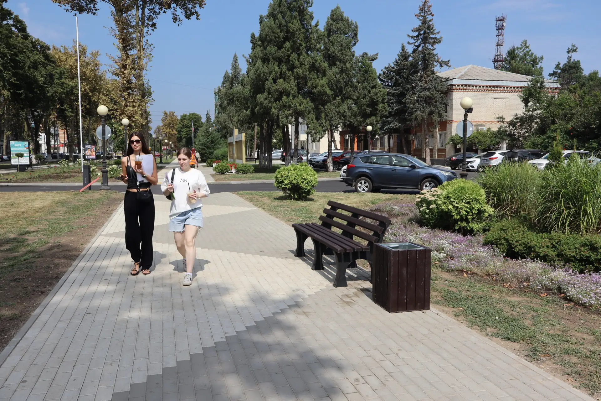 ♻️ В Белореченске появились новые скамьи из пластиковых крышечек