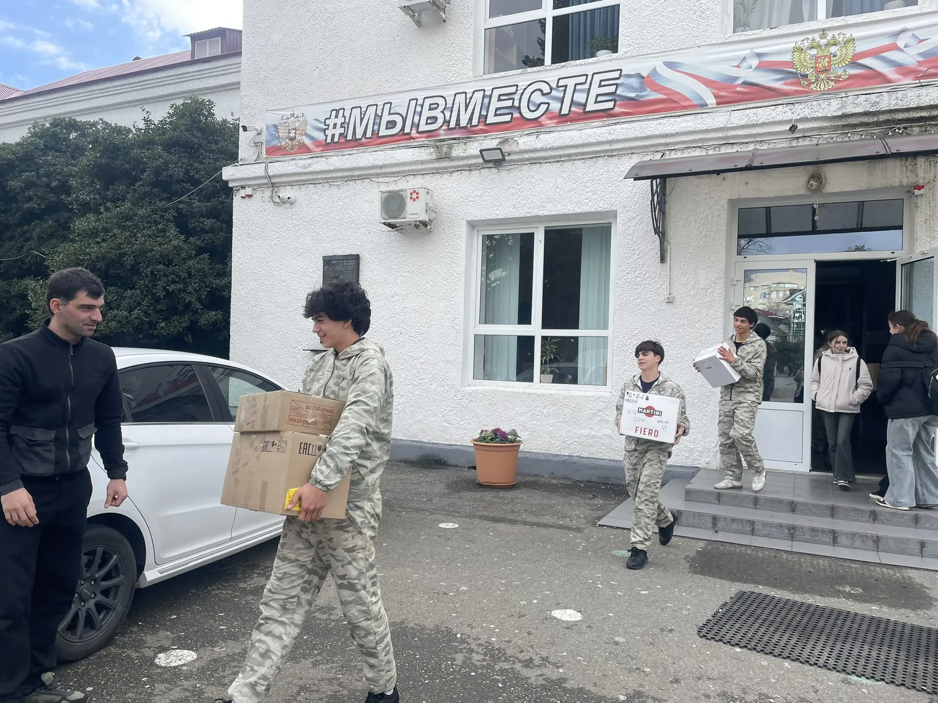 🇷🇺 Гуманитарная помощь участникам СВО 🇷🇺   В нашей школе прошла акция «Своих не бросаем». Обучающиес