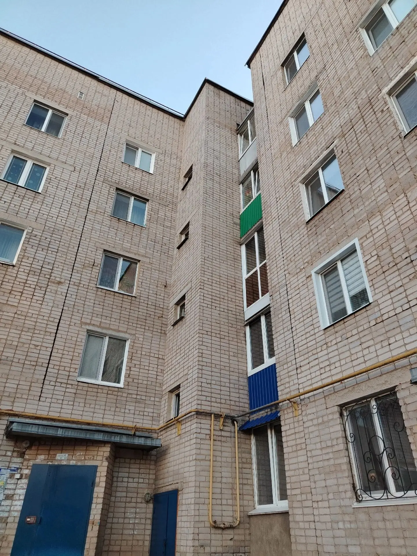 Здравствуйте, дом трещит по швам уже неделю, и никто не реагирует, не заделывает.