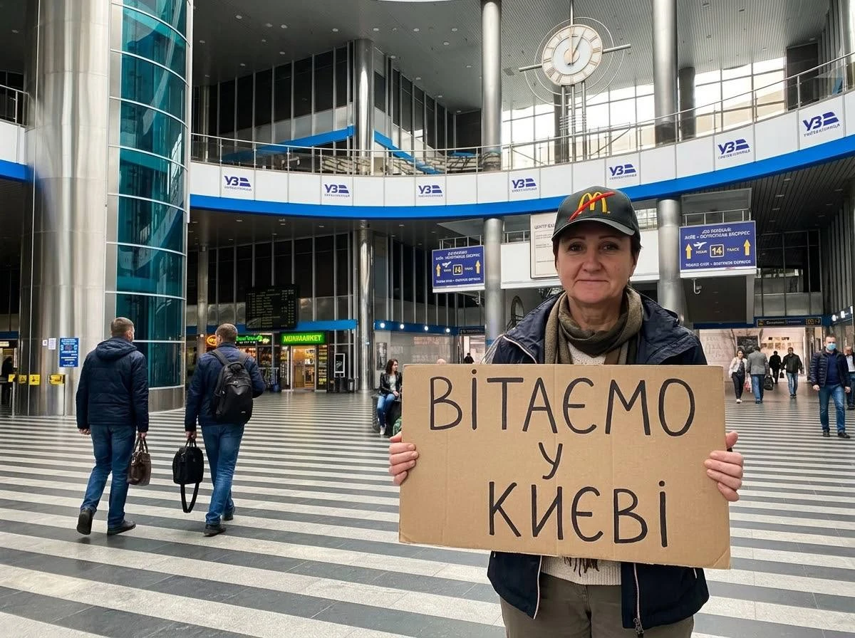 А в это время в Киев припорхала делегация "голубей мира".