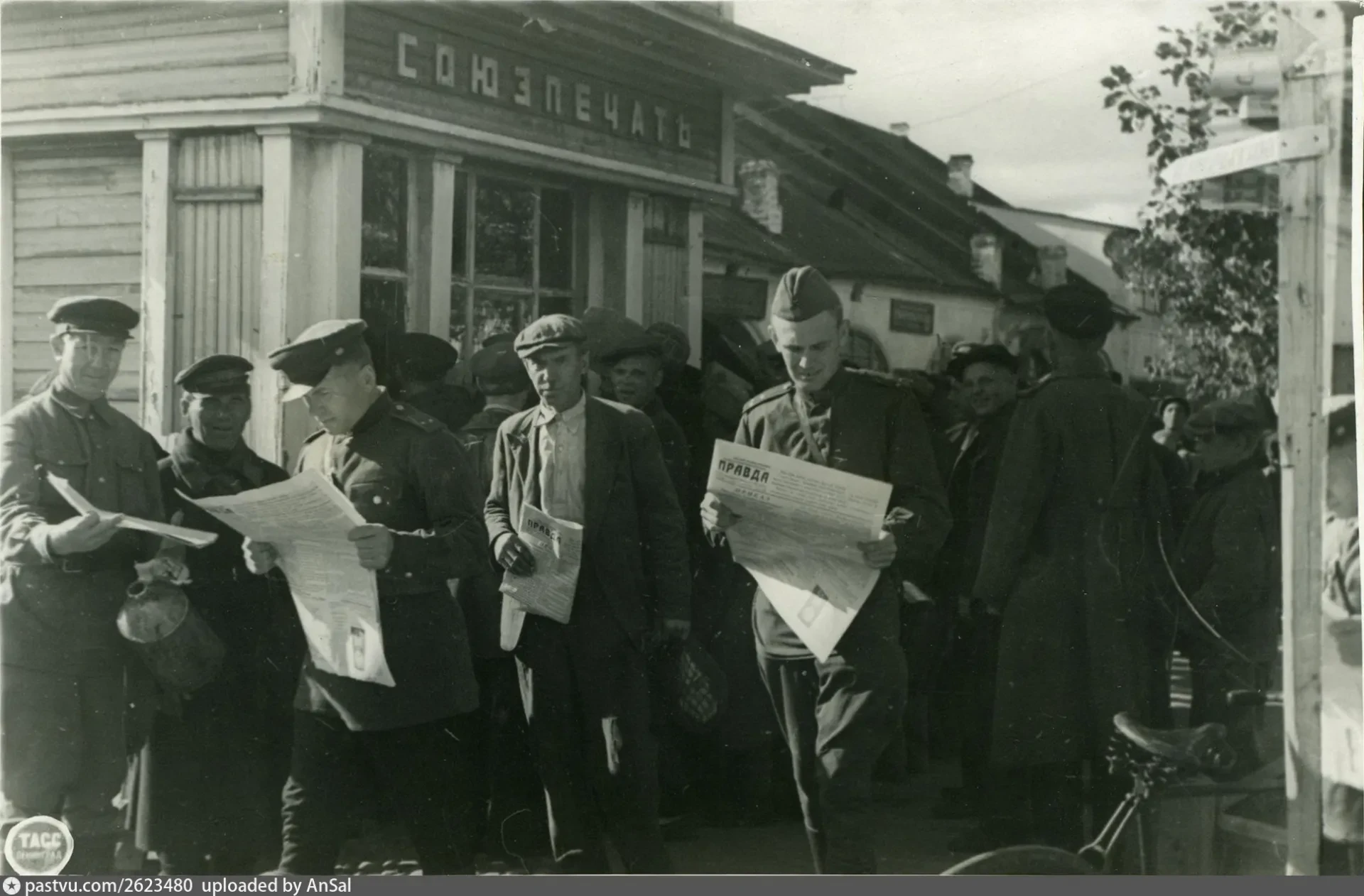 📰 1943 ГОД: У ГАЗЕТНОГО КИОСКА В БОРОВИЧАХ