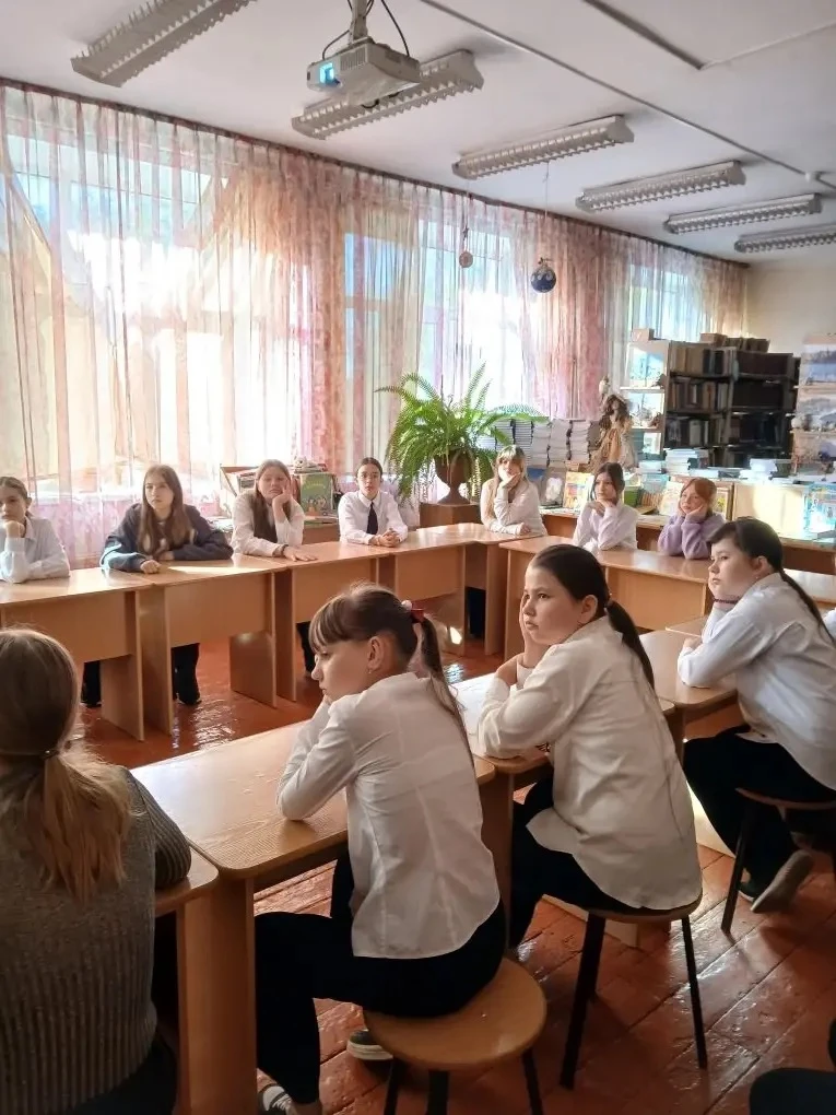 📚 В 5А классе 4 мая прошел урок посвященный истории песен о войне. Дети слушали рассказ Аллы Степано