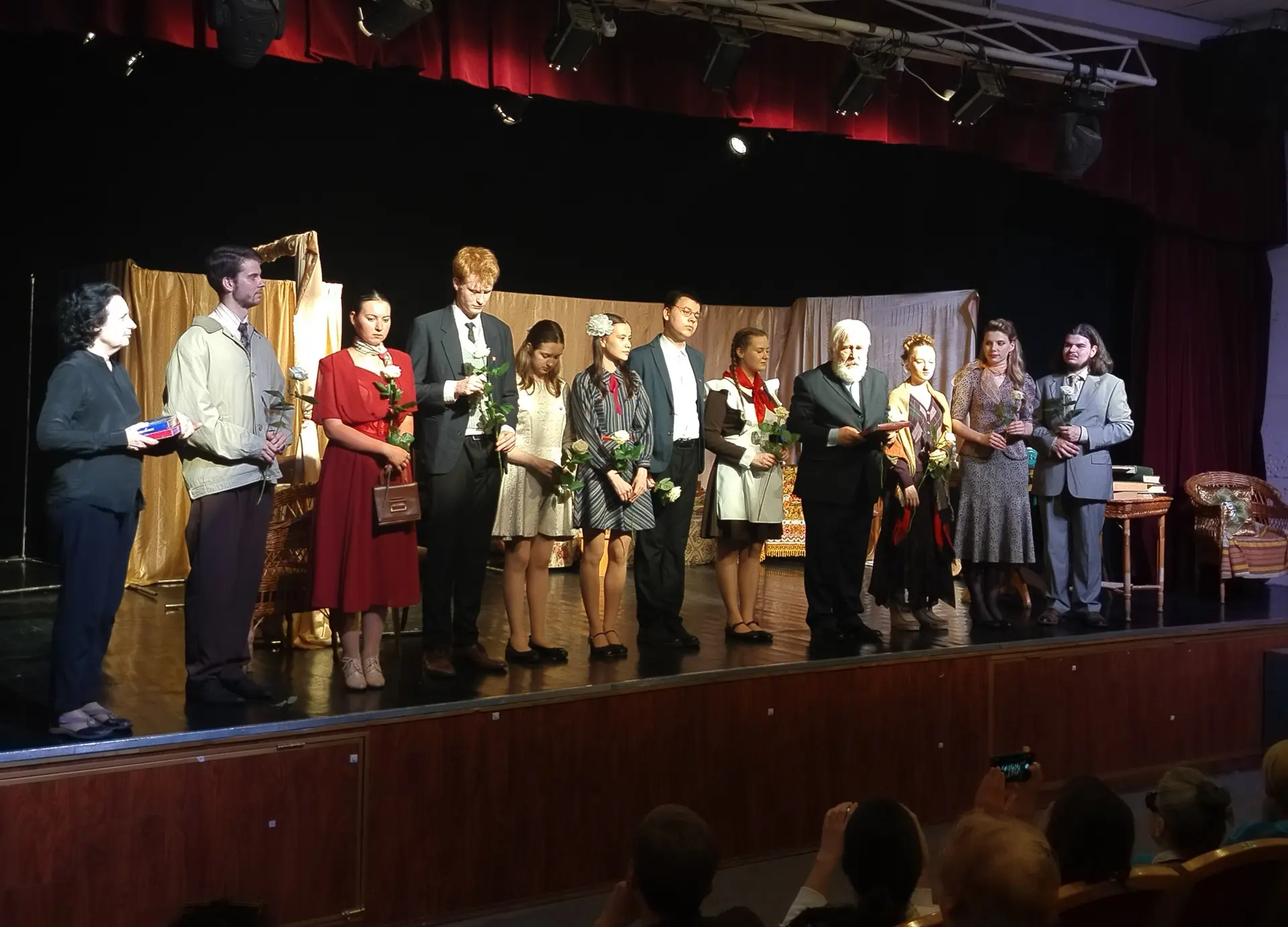 Театральный триумф 🎭

Студенческий театр «ПРОСВЕЩЕНИЕ» представил премьерную постановку пьесы «Маше
