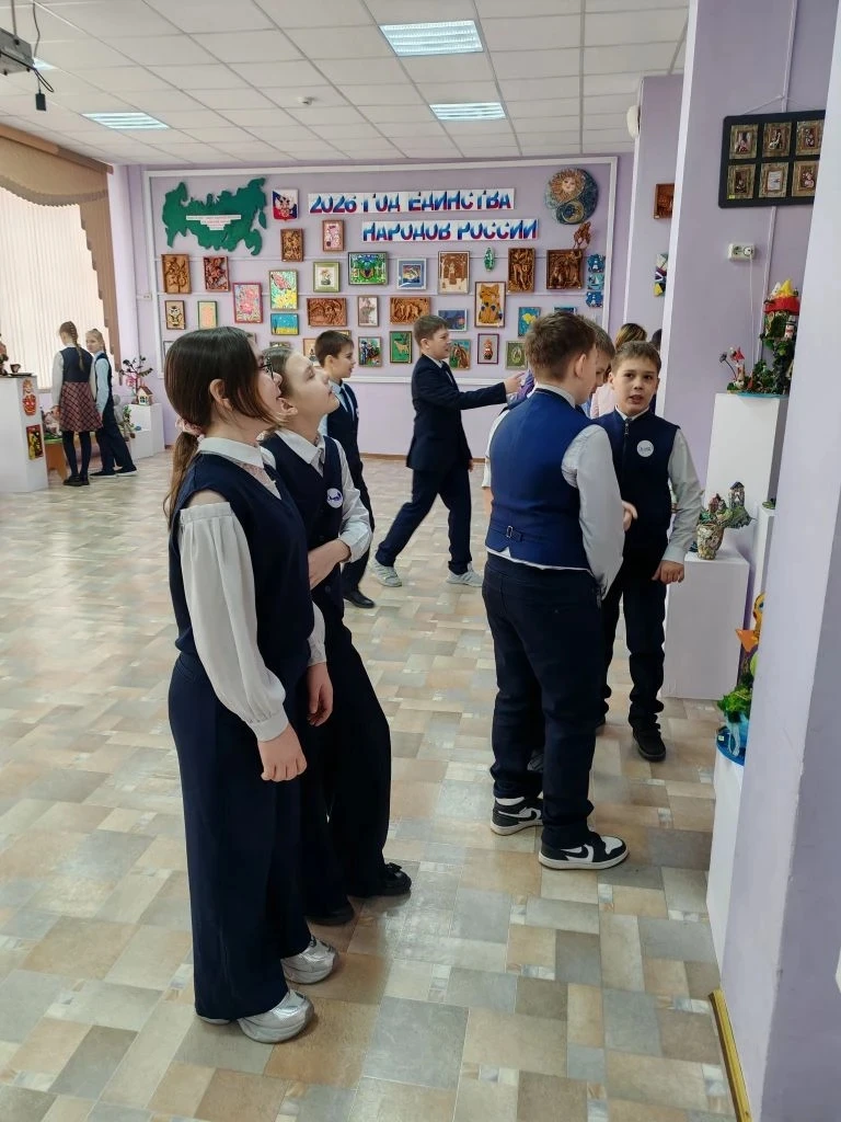 🎉 ТВОРЧЕСТВО НА ВЫСТАВКЕ ПРИКЛАДНОГО ИСКУССТВА   ✨ Недавно 4 «Б» класс совершил незабываемое путешес