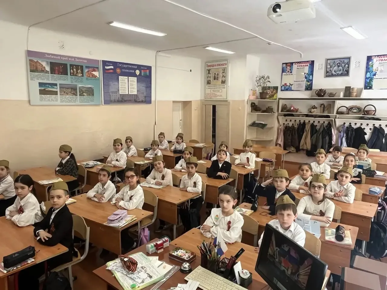 В 1 «Е» классе прошел классный час, посвященный Дню Великой Победы. Дети читали стихи , пели песни, 