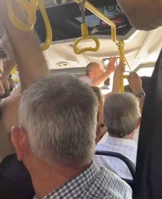 🚍 Пассажир пожаловался на водителя автобуса №97 — тот показал ему неприличный жест. После этого шоф