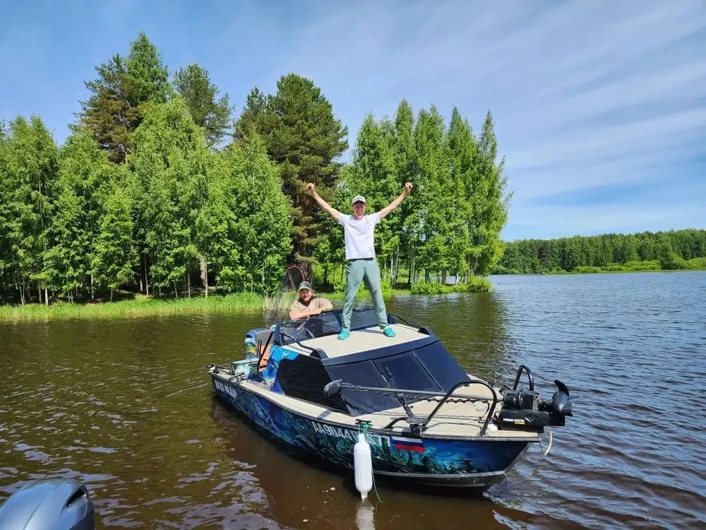 Волынкин и Колесников опять на воде. В этот раз тестировали «Дядю Фёдора».

Саша оценил лодку: хорош