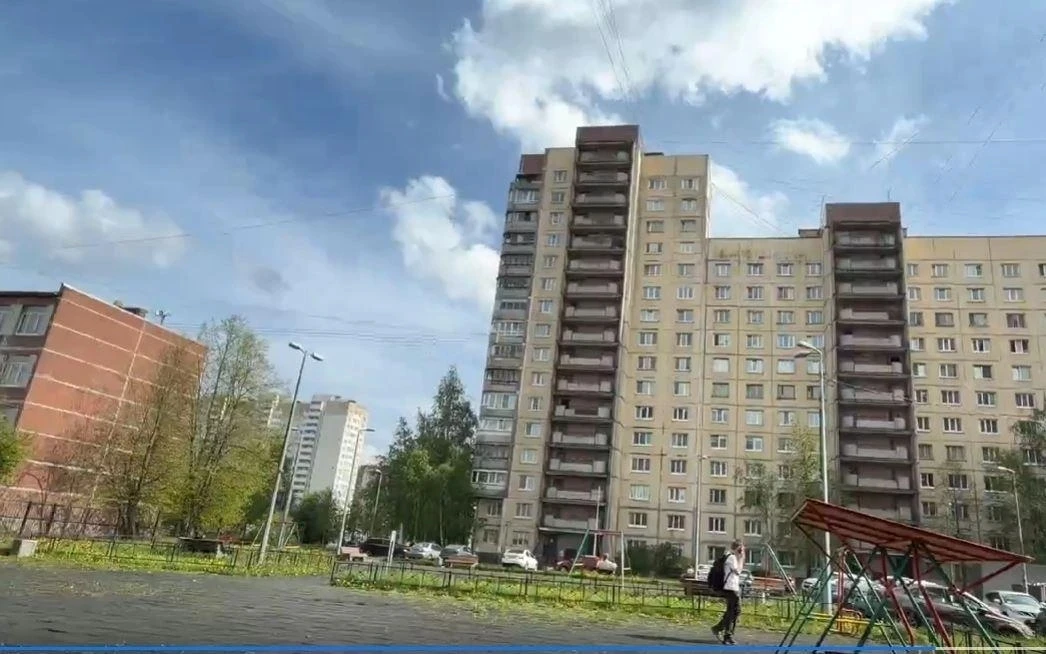 😡 Во Фрунзенском районе школьники бросали бутылки и доски с балкона  Инцидент произошёл 13 мая у дом
