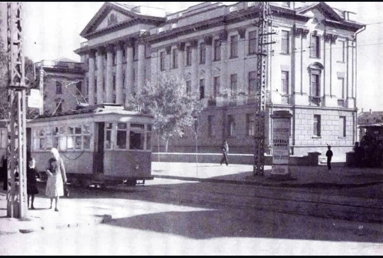 🚋 г. Симферополь, 1958 год

📸 На фотографии — один из городских трамваев, проходящий у здания Инст