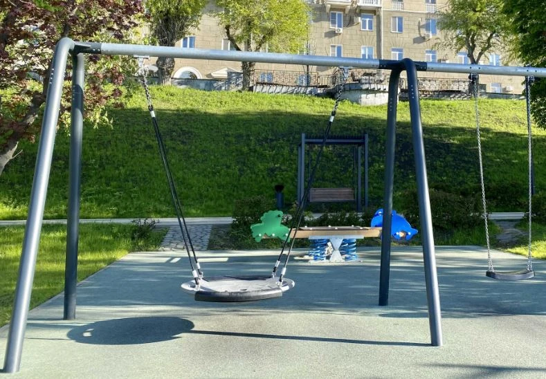 Во дворах Луганска в ближайшее время могут начать установку новых детских площадок. Сей...