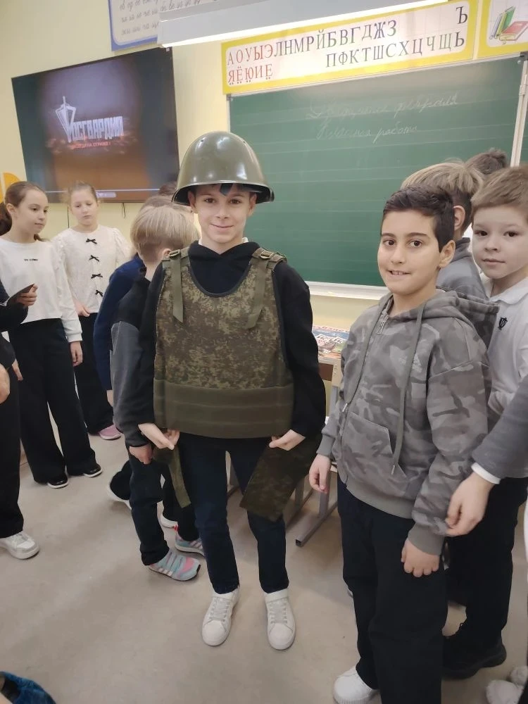 🎖️Урок мужества и силы духа 🎖️  В 3 «Б» классе прошла уникальная и важная встреча. К ребятам в гости