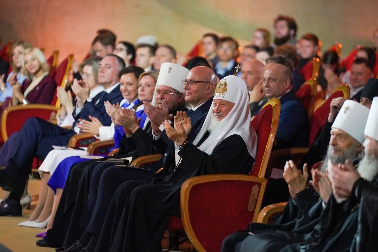 Патриарх Московский и всея Руси Кирилл и вице-премьер Дмитрий Чернышенко поздравили россиян с Днем с