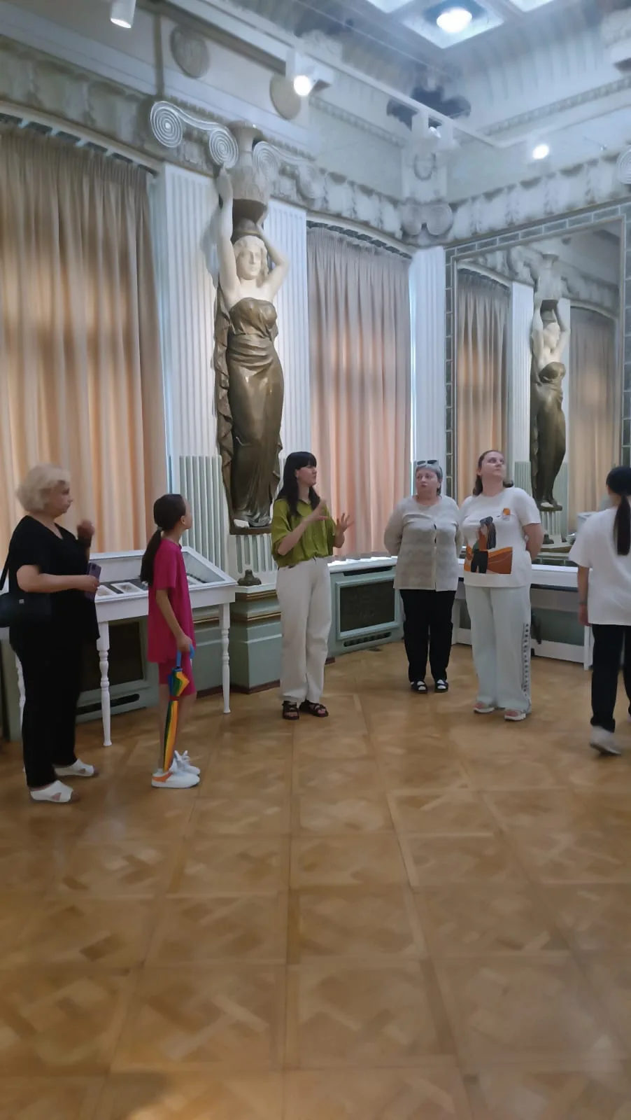 Подопечные ребята КЦСОН Затеречного района посетили Художественный музей имени Махарбек...