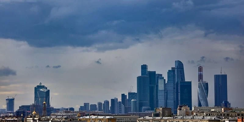 ⛈️ В ближайшее время в Москве ожидается непогода: ливень, гроза, местами град.