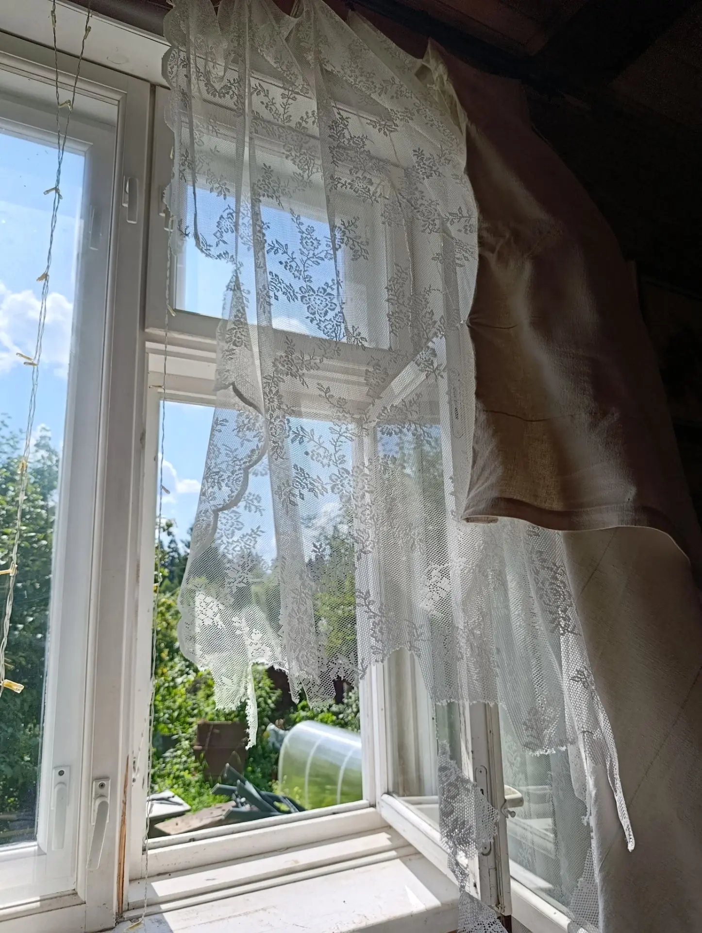 Эля сегодня осталась дома одна, пока мы ездили по врачам. Умудрилась открыть окно, оборвала занавеск