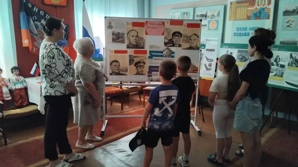 02.07.2026г в музее истории с.Октябрьское открыта выставка плакатов народных героев "Герои земли Рус