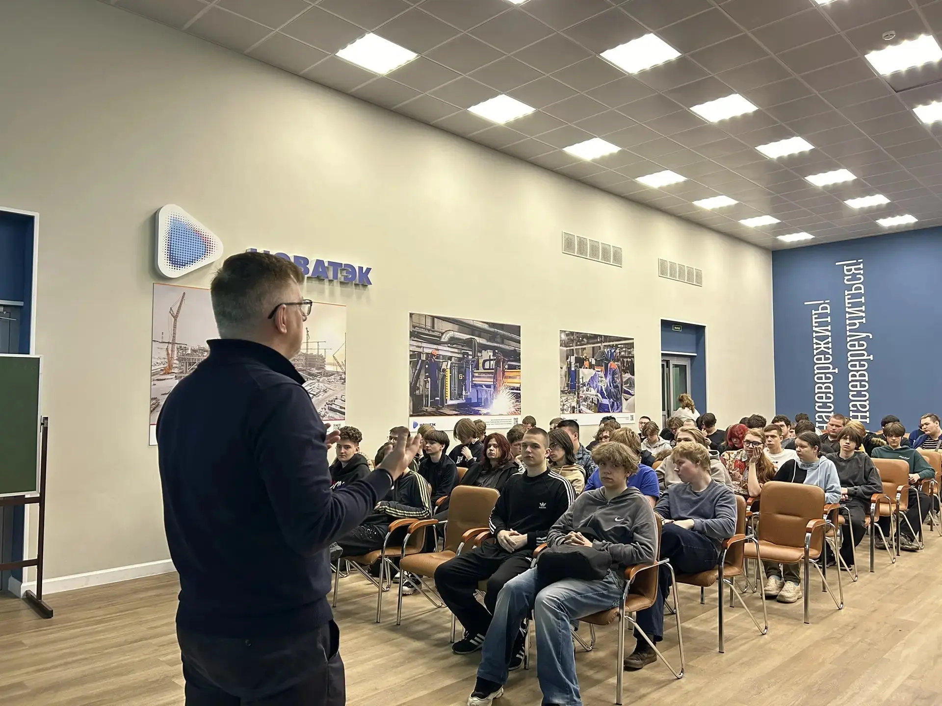 🤝Возможности и безопасность: в колледже прошла встреча с первокурсниками

Сегодня в стенах отделени