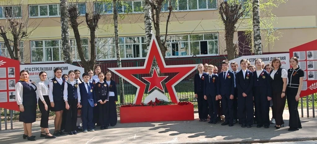 🇷🇺 В преддверии 9 Мая в нашей школе прошло торжественное возложение цветов к стеле «Боевой путь 324-