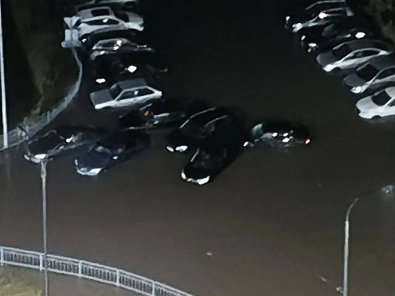 ⚡️ Ульяновск ушёл под воду во время ночной грозы.

Жители рассказывают о проблемах с ливнёвками на А