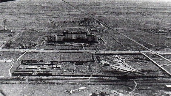 Строительство Дома Советов на будущей Московской площади, 1939 год.