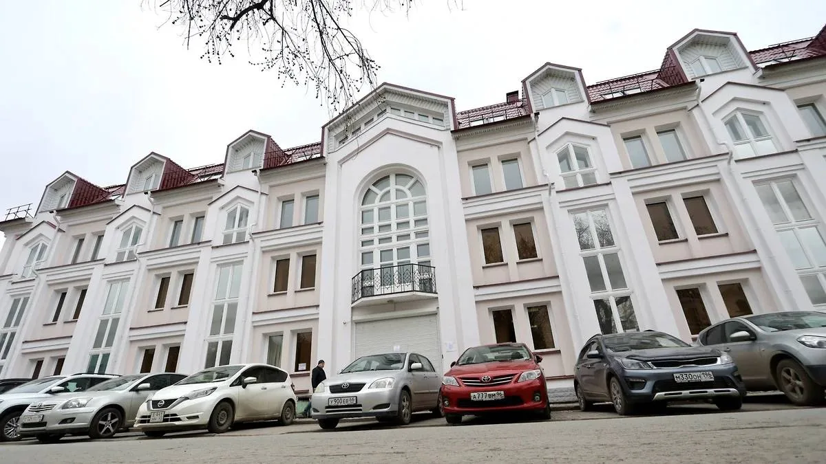 В самом центре Екатеринбурга начали сносить бывшее здание судебных приставов.

📍На Пролетарской, 7 