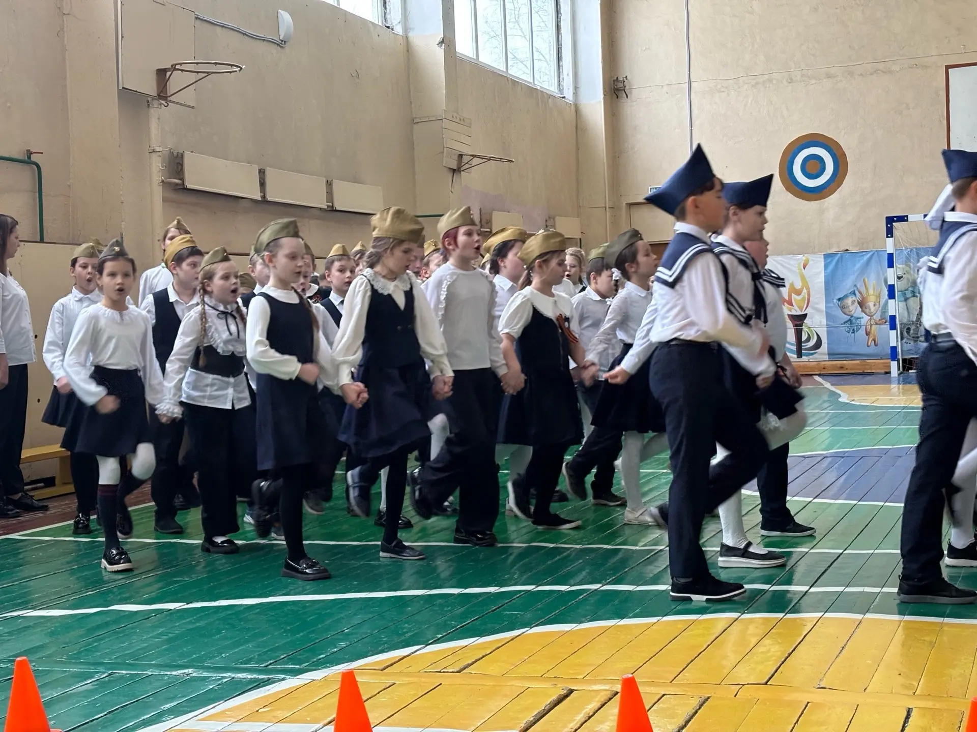 🎖️ Смотр строя и песен ко Дню защитника Отечества!🪖 👏Ребята из начальной школы приняли участие в тра