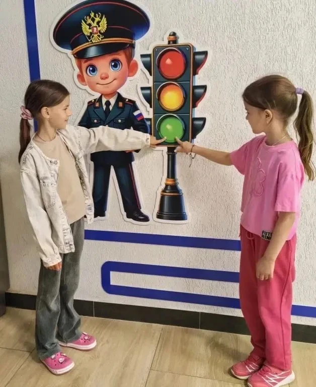 🚦 В рамках городского фестиваля по ПДД «Мы выбираем жизнь» в школьном лагере "САД" прошли познавате