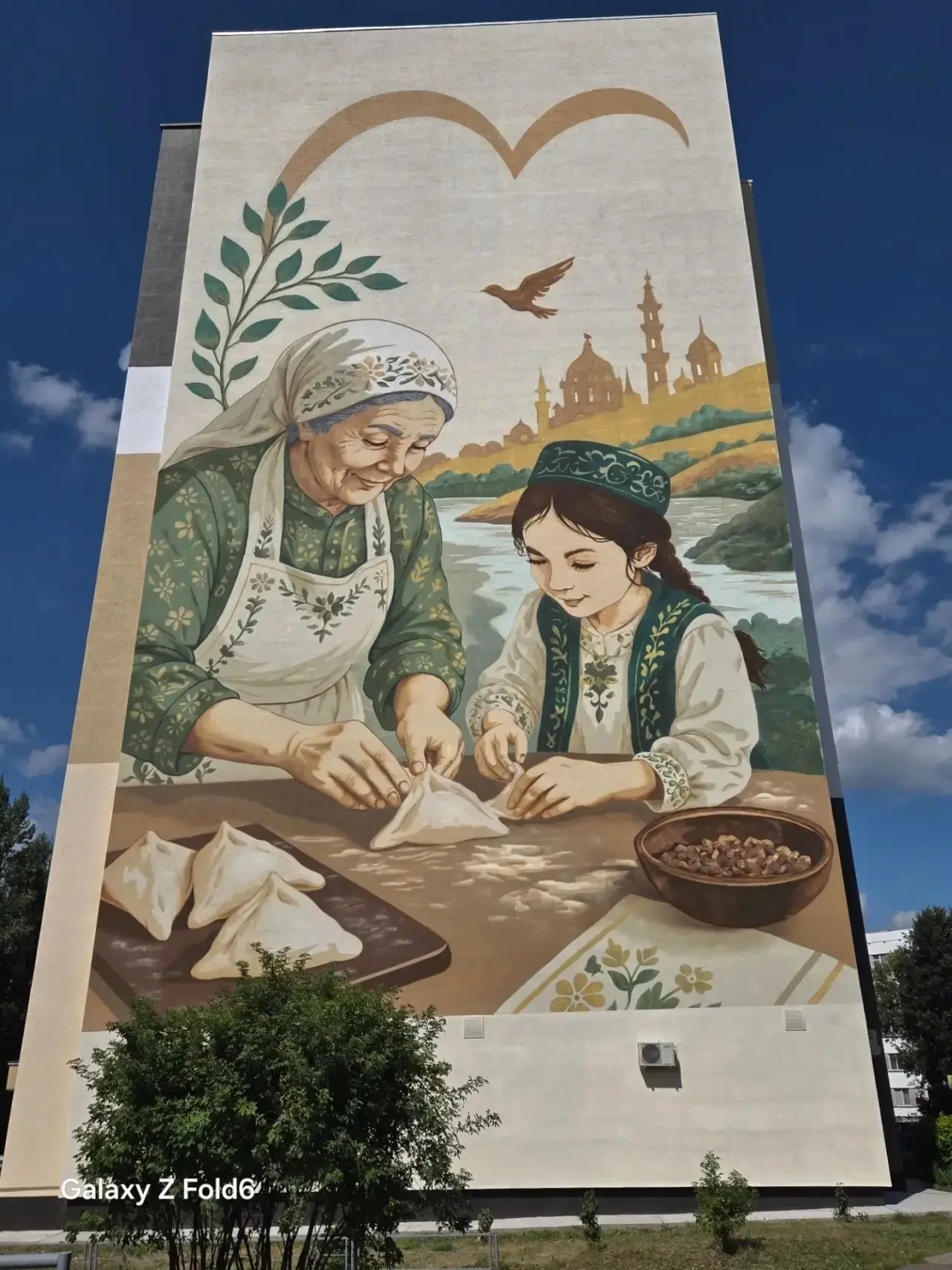 🏆🎨Мурал Александра Попова «Семейные традиции» в Набережных Черных занял первое место ...