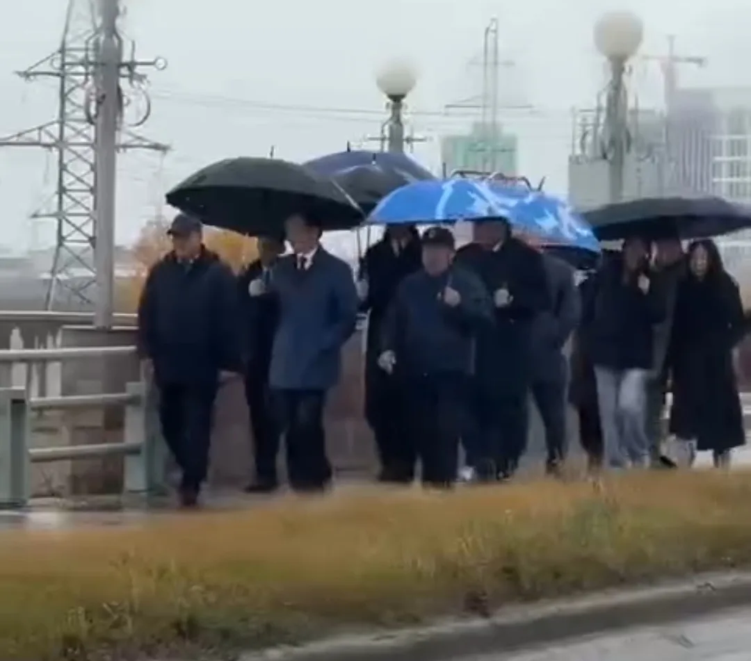 В Якутске под проливным дождем проходят мероприятия ко Дню города.