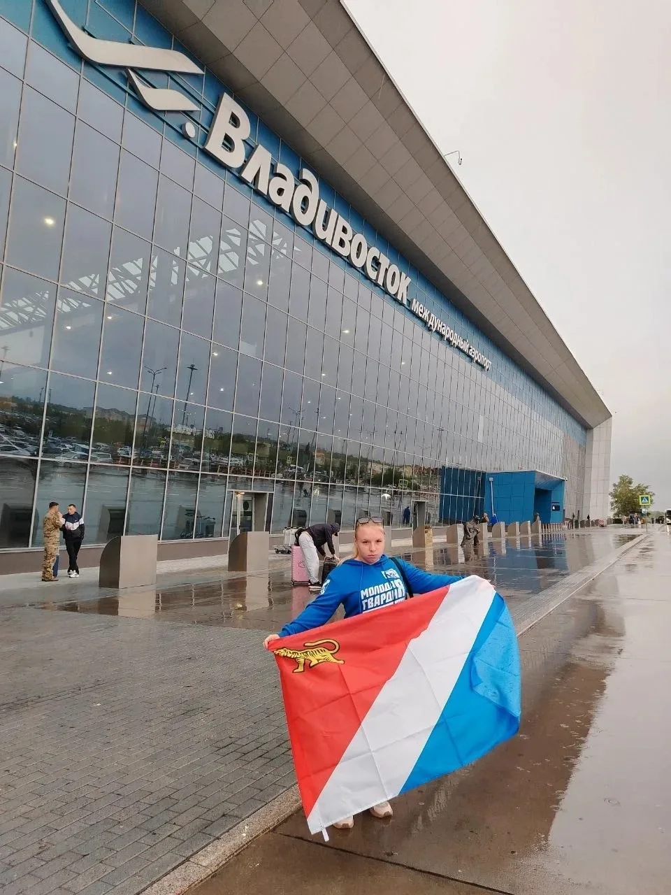 Сегодня наша студентка, член Молодой Гвардии Приморского края отправилась волонтером в г.Курск. Жела