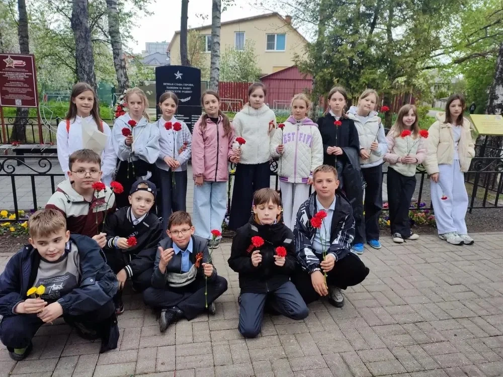 Память жива🕯️  Учащиеся начальной школы приняли участие в возложении цветов к братской могиле советс