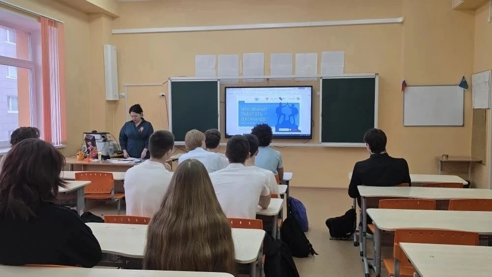 27.04.  в МБОУ СШ № 31 началось с церемонии поднятия Государственного флага Российской Федерации и и