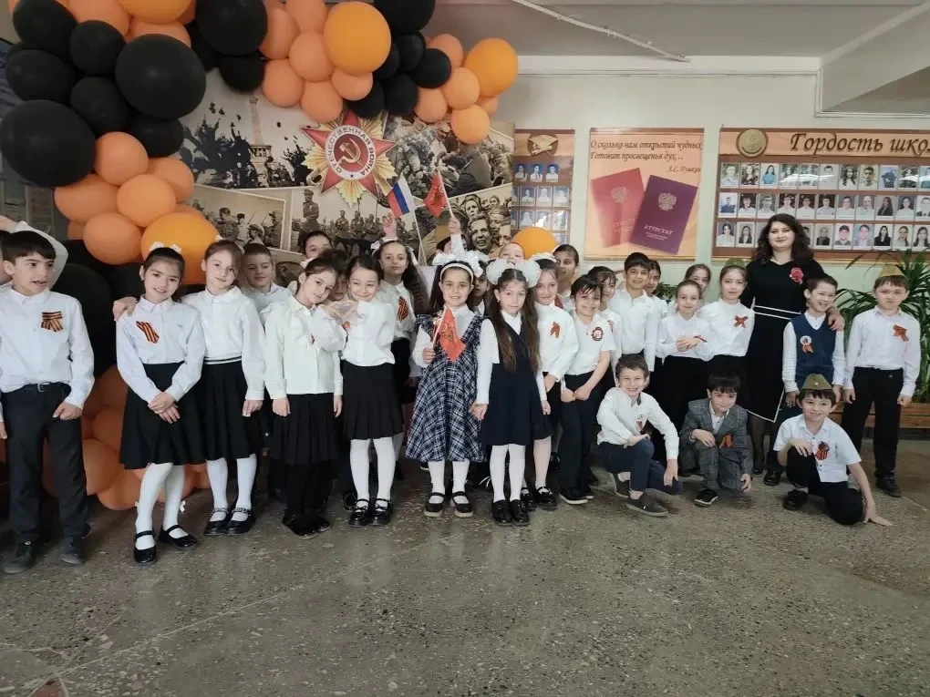 В 1 «В» классе прошел классный час на тему : " Что такое День Победы?". Ребята читали стихи о Велико