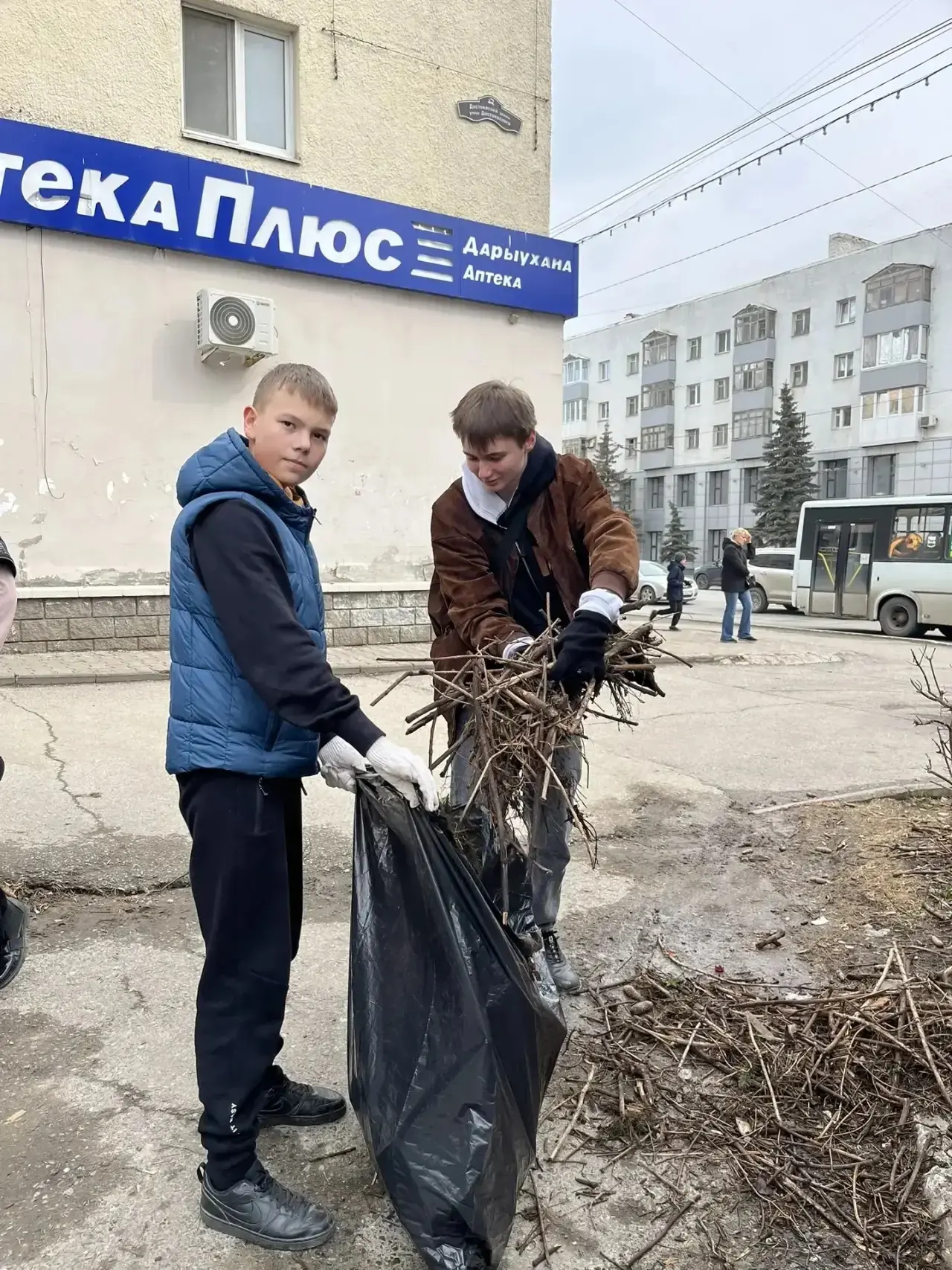 11 апреля преподаватели и обучающиеся гимназии стали активными участниками общегородского субботника