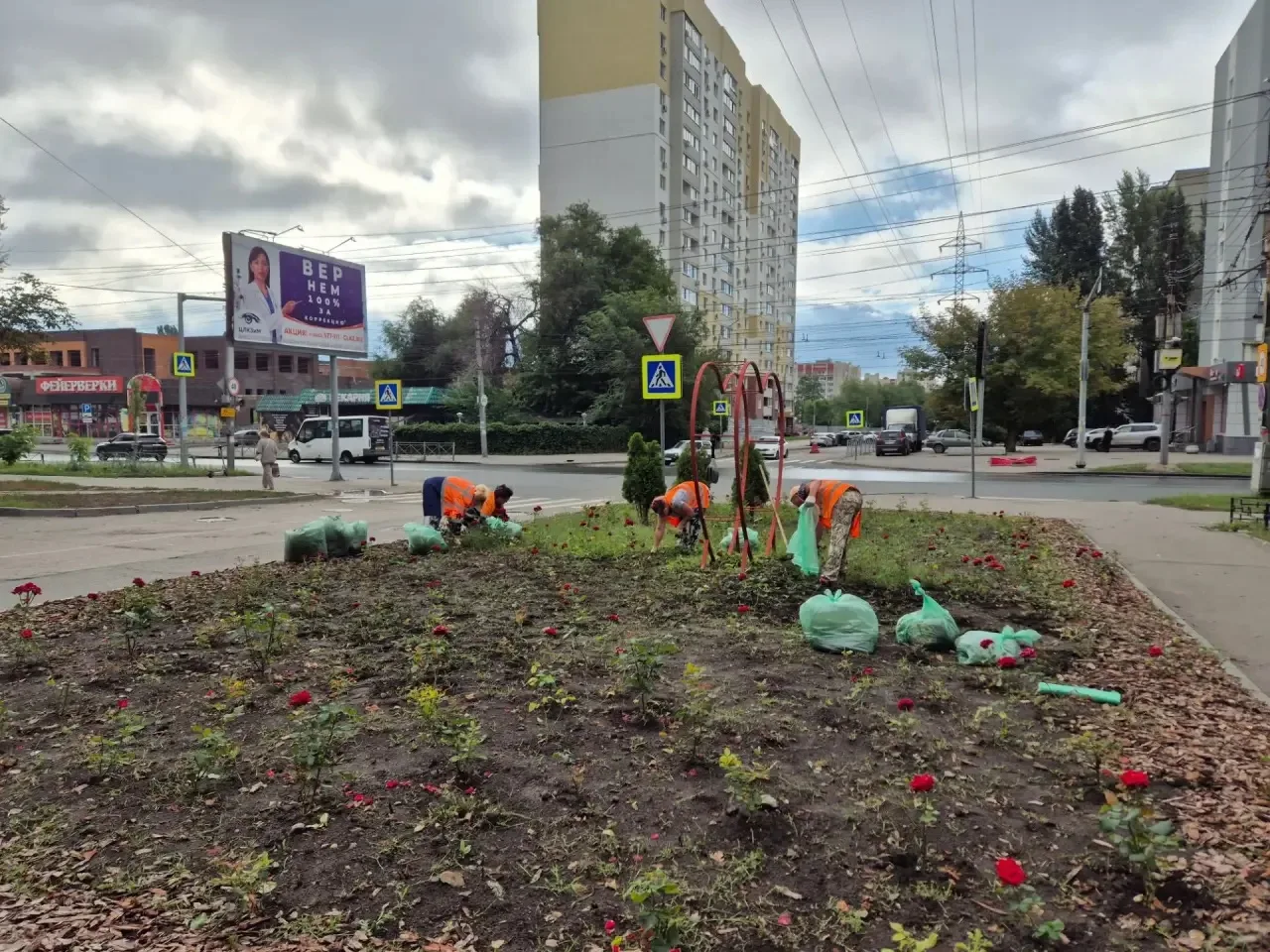 📎 Продолжаются работы коммунальной службы по благоустройству и содержанию территорий района

🌸 Про