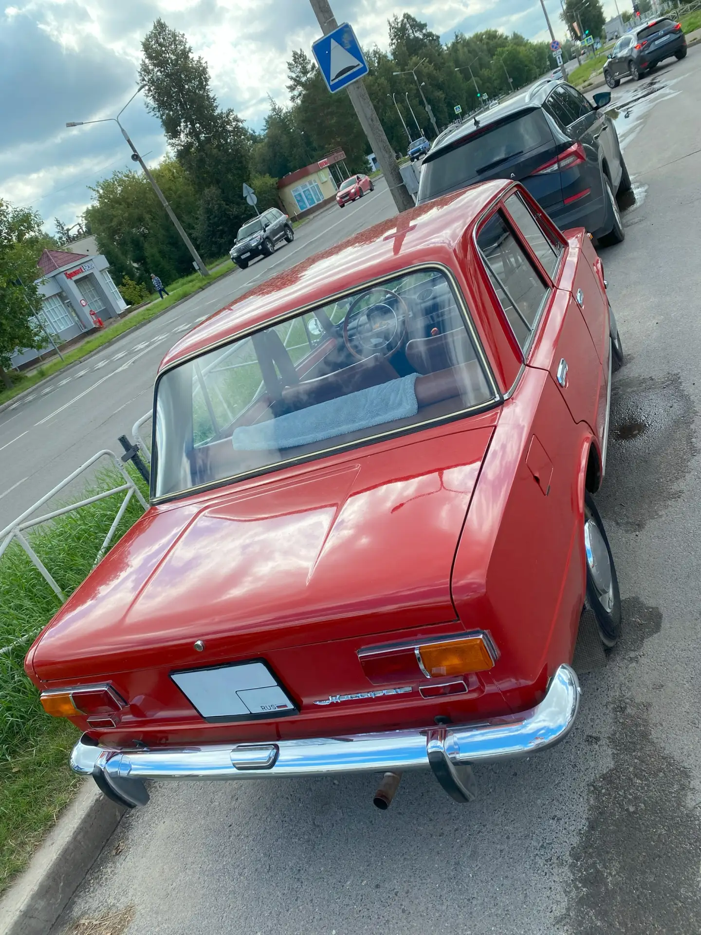 Такой яркий и ухоженный ретроавтомобиль — редкость в Сарове! 💫