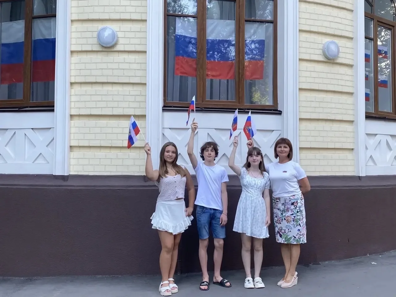 Сегодня особенный день — День государственного флага Российской Федерации. Учащиеся объ...