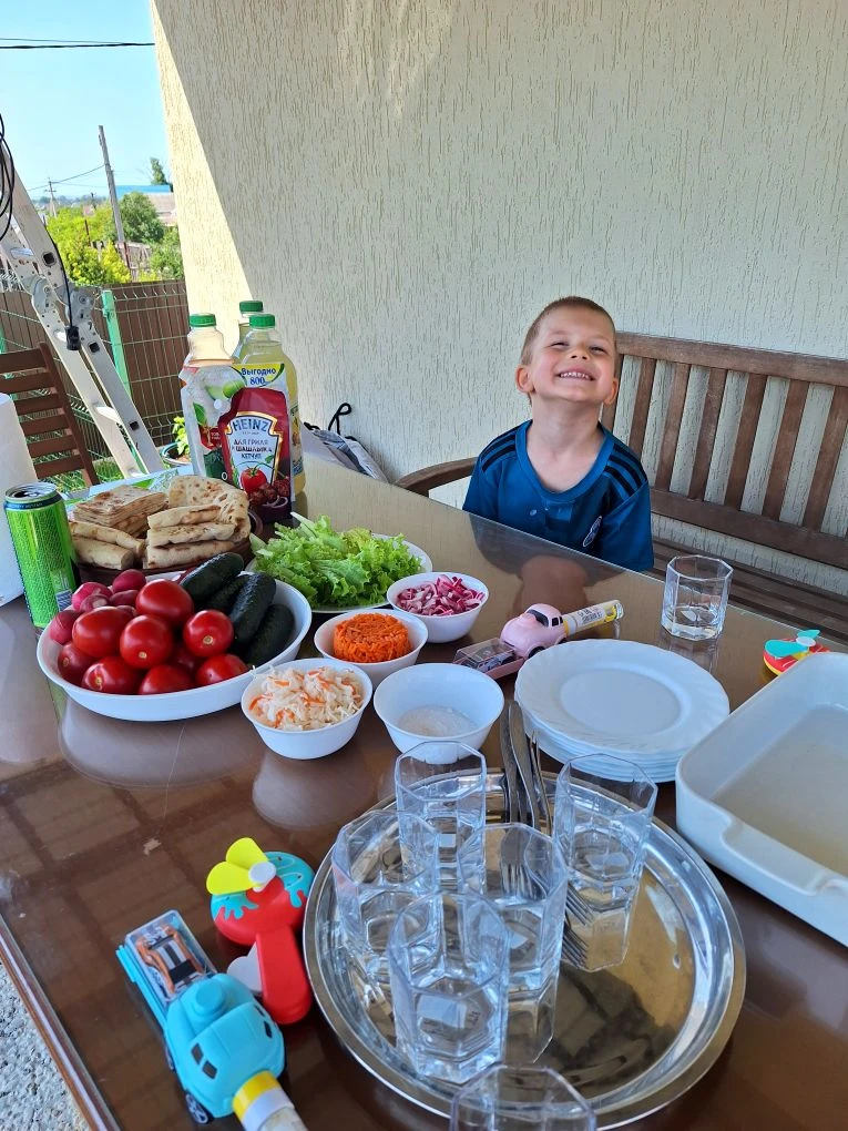 У нас сегодня первые летние посиделки в кругу семьи😁

Мне еще и весь урожай вишни отдали😁 а я стра