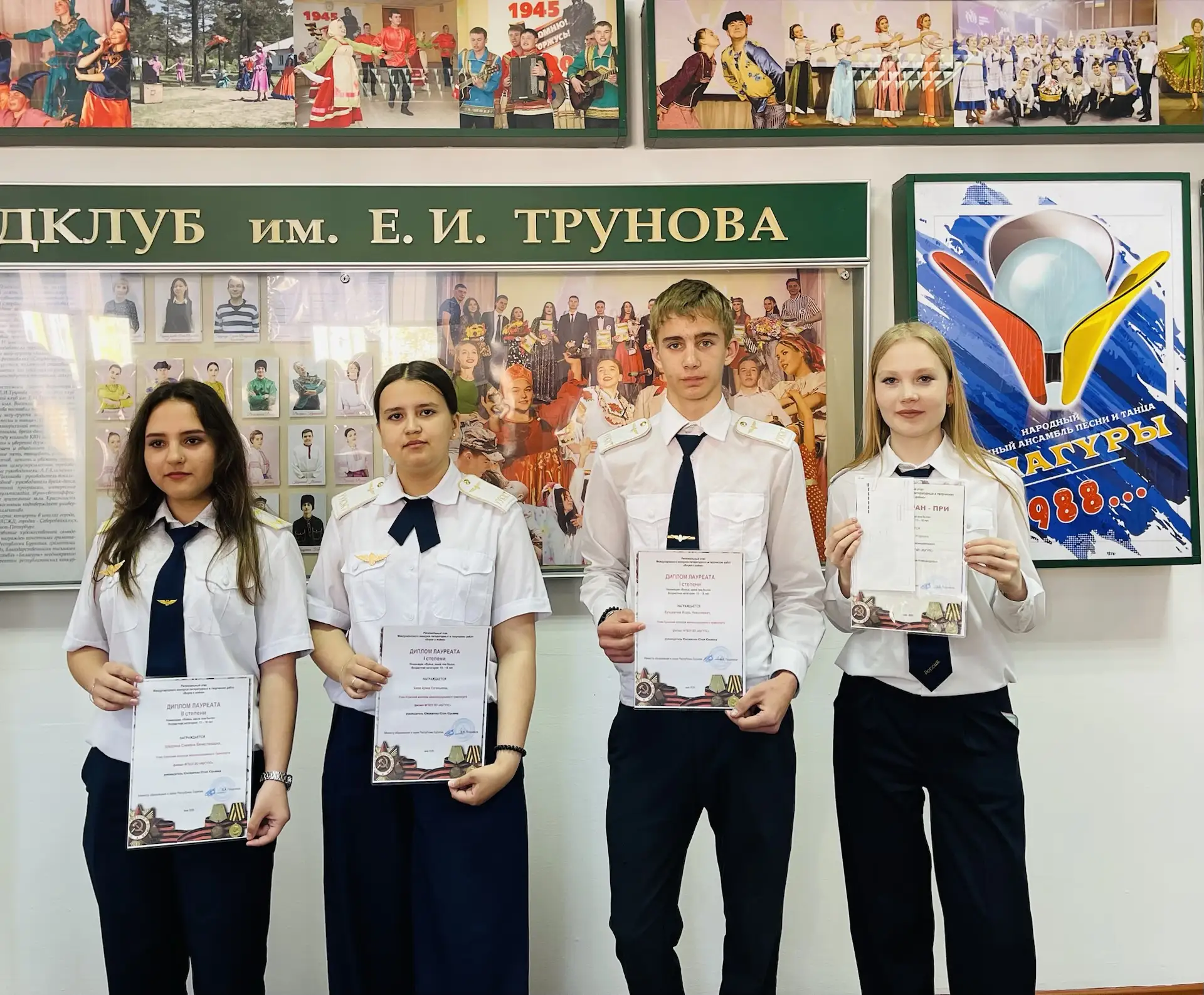 🇷🇺🎉 Торжественная линейка — гордость и достижения! 🌟  Сегодня, 18 мая, в УУКЖТ ИрГУПС прошла традици