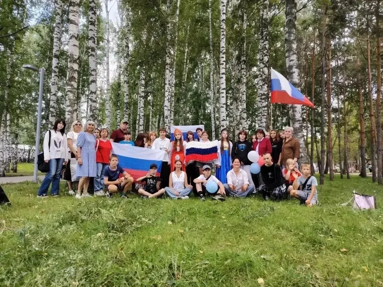 Яркий триколор объединил сердца: как в городском парке отметили День Государственного ф...