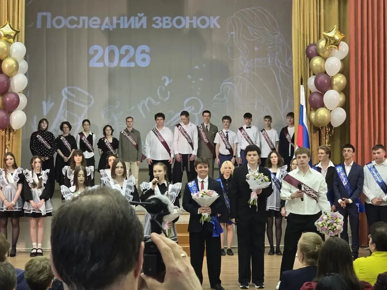 Для наших девятиклассников и одиннадцатиклассников прозвучал последний звонок! 🔔

🎭 В нашей школе 